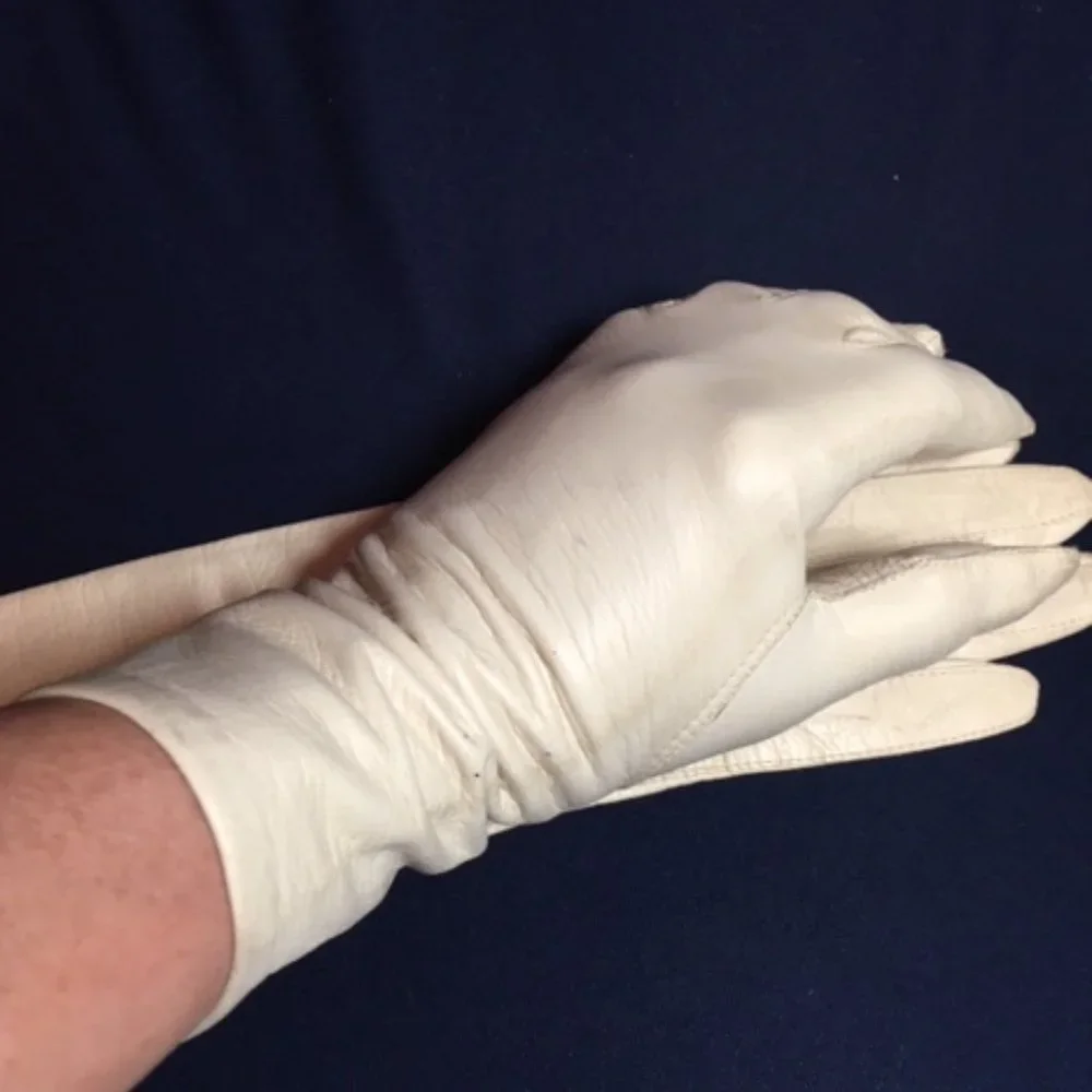Vintage Timeless Dressy Soft Leather Gloves Ivory Color Wrist Length Size 7